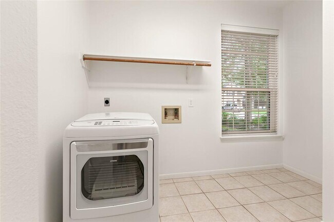 Building Photo - 304 E Golden Arrow Cir