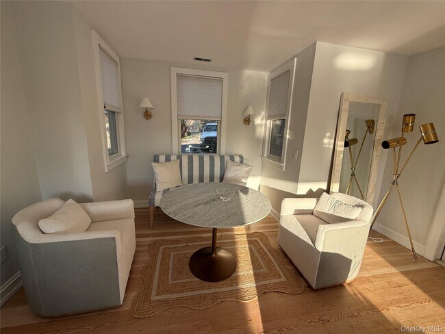 Building Photo - 329 Centre Island Rd