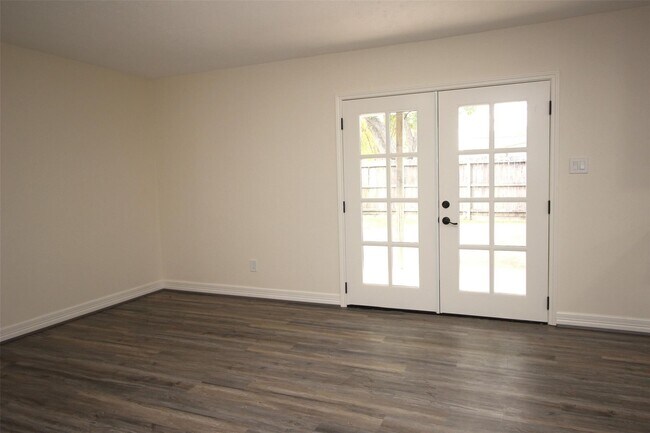 Building Photo - 805 Willow Creek Dr