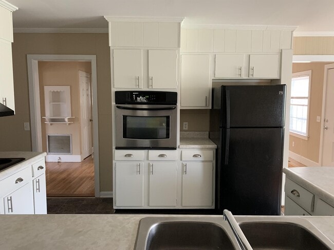 Building Photo - 5421 Pine St