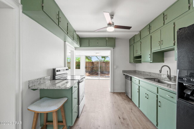 Building Photo - 708 Cactus Ave