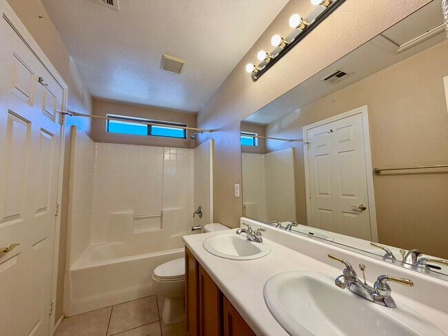Building Photo - Very nice 2 story single family house
