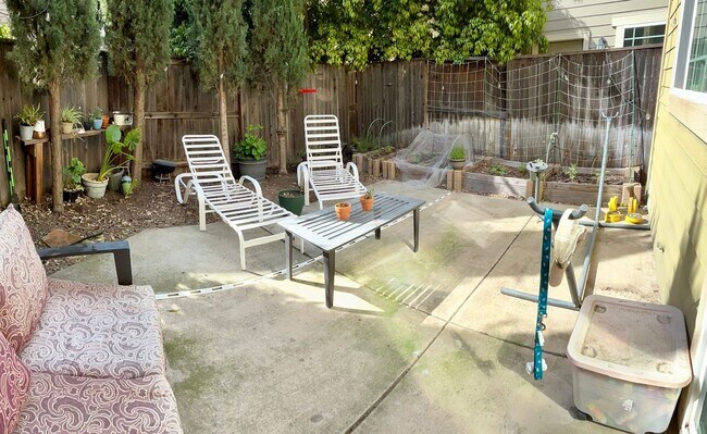 Building Photo - 4 Bedroom Home Close to Gym and Shopping-$...