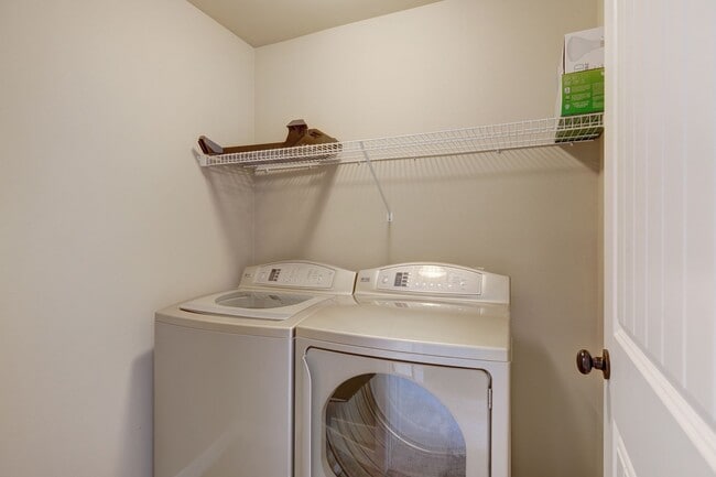 Building Photo - Charming Seattle Townhome with Garage Available Now! A/C included!
