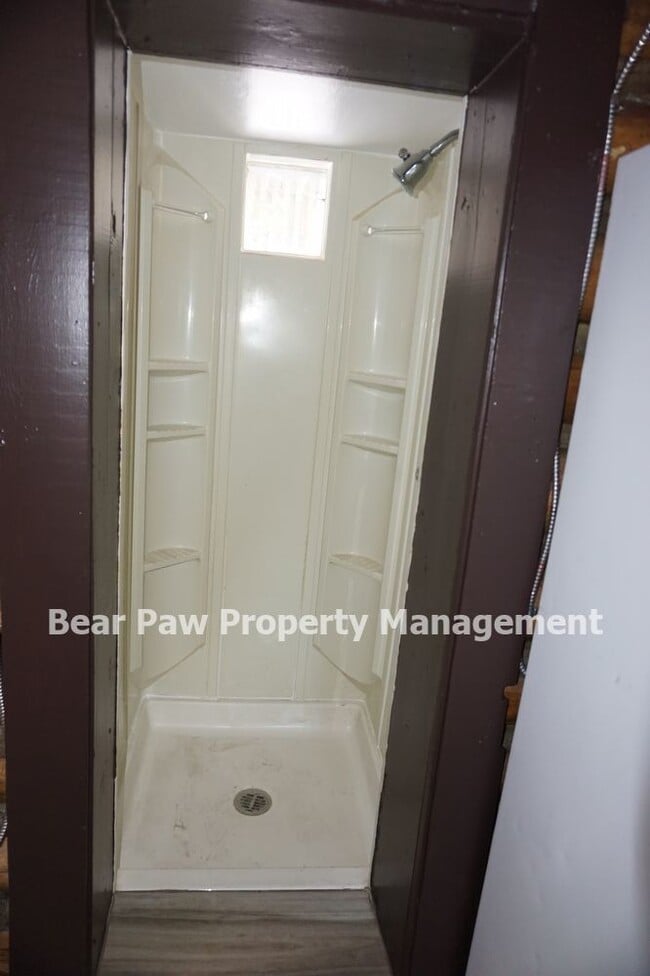 Building Photo - Cute Cabin in the Woods!!