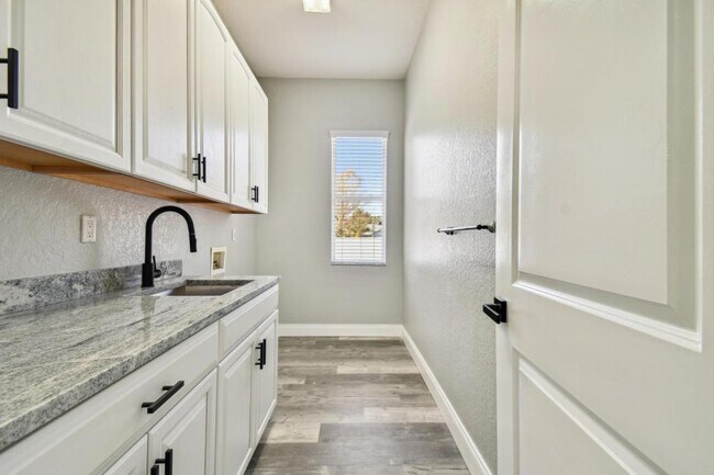 Building Photo - 6644 Country Club Rd