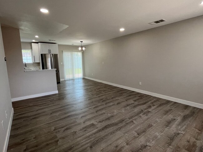 Building Photo - 3 Bedroom Home in Paradise Hills