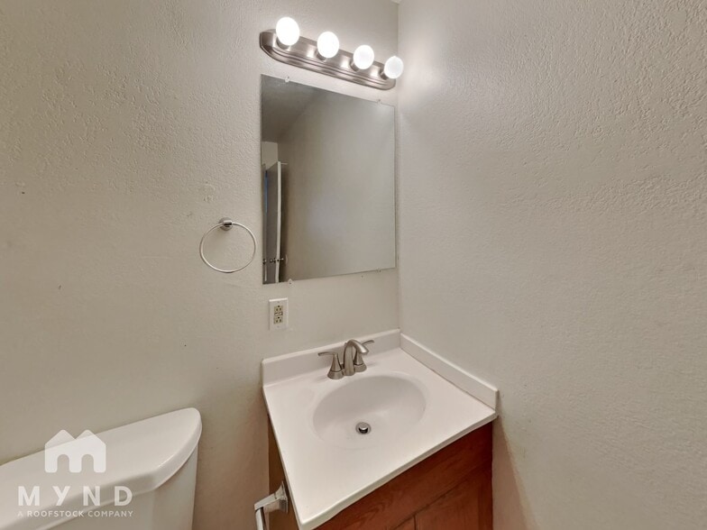 Building Photo - 5619 N 61st Cir