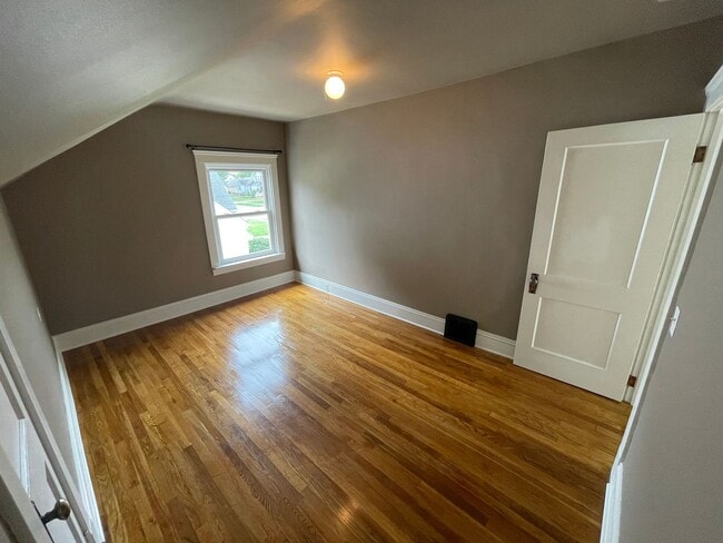 Building Photo - Charming Bungalow