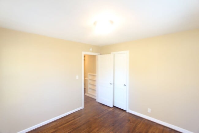 Building Photo - 3 Bedroom, 1 Bath! New on the Market!!  Co...