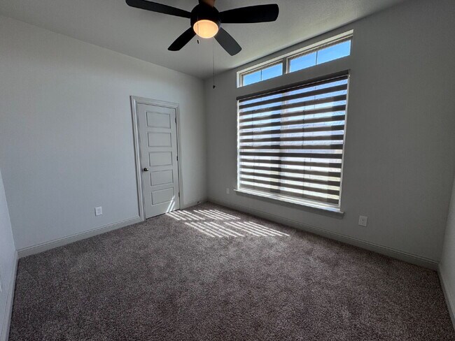 Building Photo - Stunning 4-Bed Home with Cozy Fireplace!