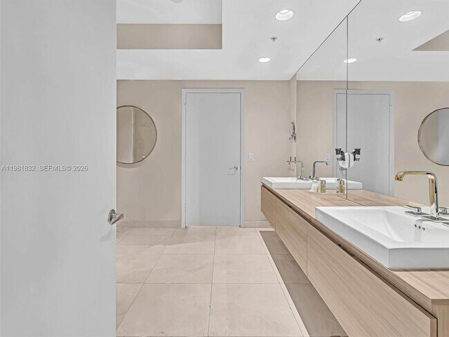 Building Photo - 17301 Biscayne Blvd