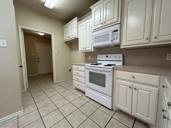 Building Photo - Beautiful Duplex in Northwest Lubbock