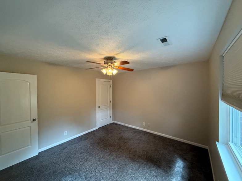 Building Photo - 536 Woodmont Dr