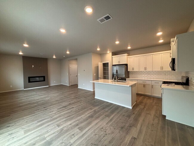 Building Photo - Beautiful 4 Bed/2.5 Bath Plus Office with ...