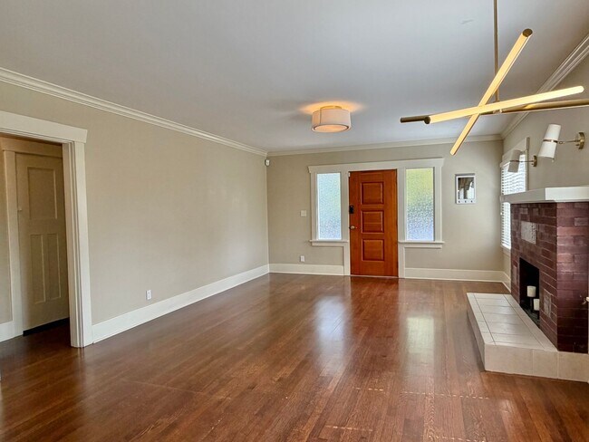 Building Photo - Charming Phinney Ridge Retreat - Spacious 3 Bedroom Home w/Fenced Yard & Garage! AVAILABLE NOW!