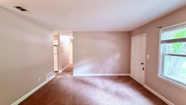 Building Photo - Lithia Springs 3 Bed-1 Bath Stepless Ranch, Private Lot, Carport