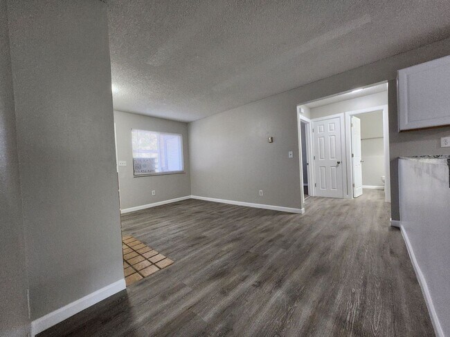 Building Photo - 2922 Straus Ln