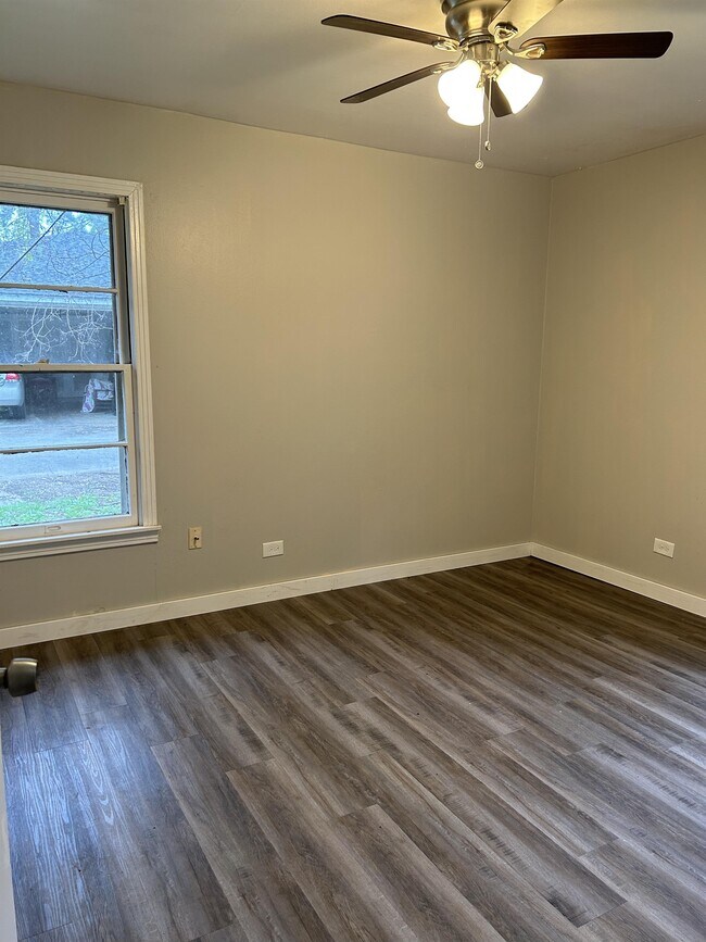 Building Photo - 1805 N McGuire Ave