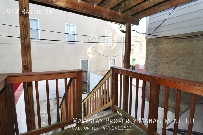 Building Photo - 2 Bedroom Rowhome w/ Rooftop Deck!