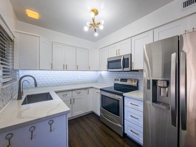 Building Photo - 215 N Kenwood St