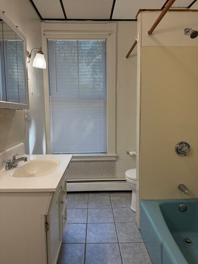 Building Photo - Westbrook-66 Stroudwater St. #1:  1 BR/1BA+office apt., Available now! $1,650.00 + utilities