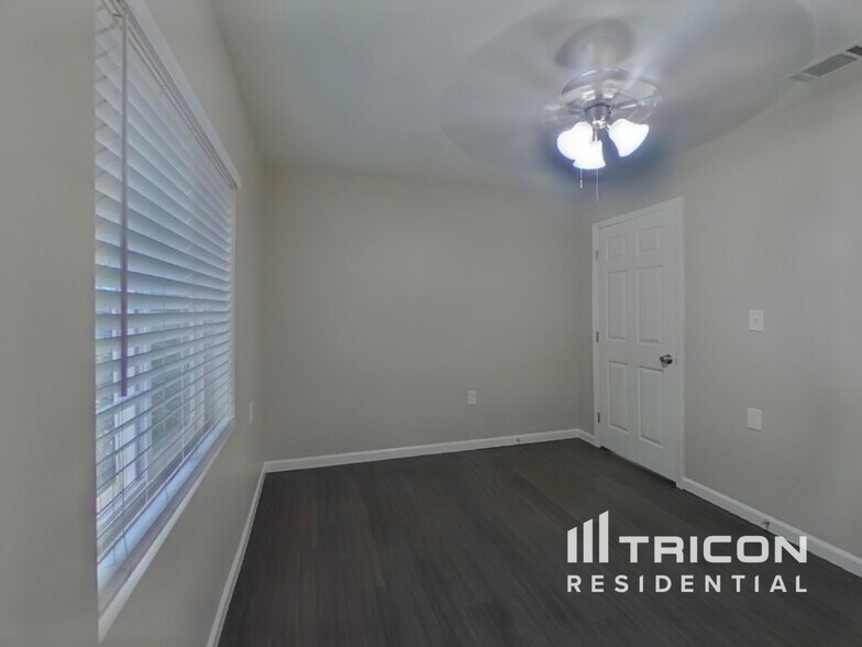 Building Photo - 4223 Dinglewood Ave