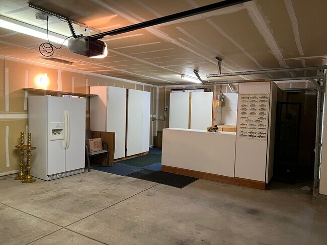 Building Photo - 4 bedrooms with 3 car garage in Rose Lane ...