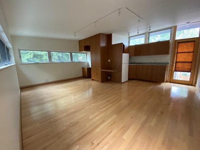 Building Photo - 1605 Newfield Ln