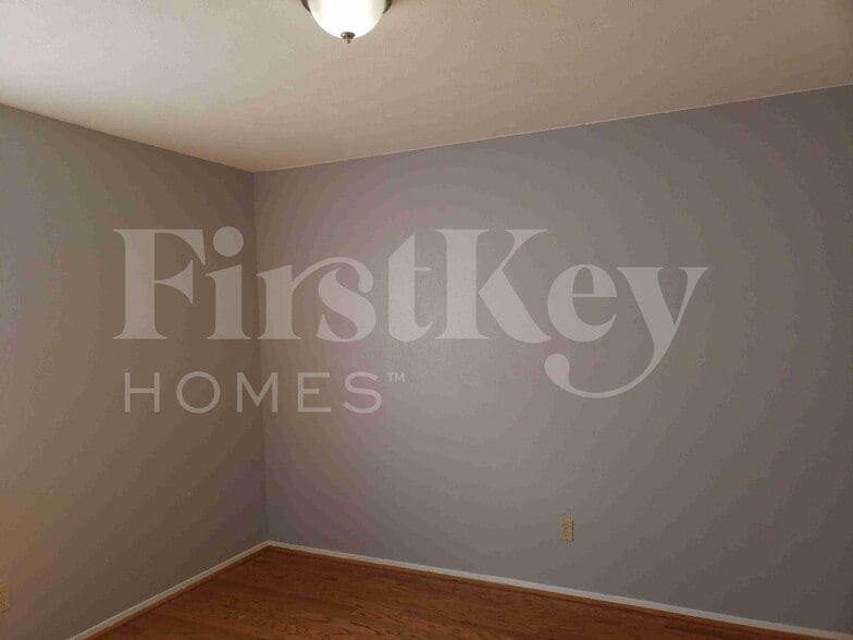 Building Photo - 6537 La Grange Dr