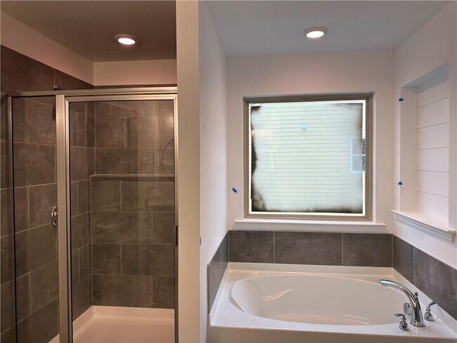 Building Photo - 2955 Vinca Dr