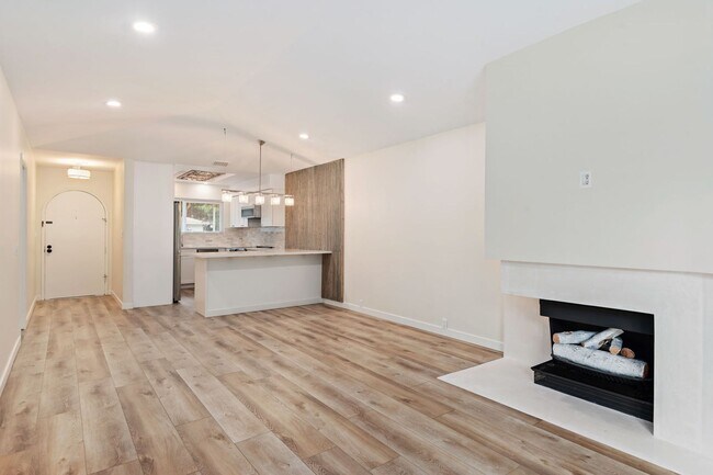 Building Photo - Welcome to this charming 2-bedroom, 1.5-ba...