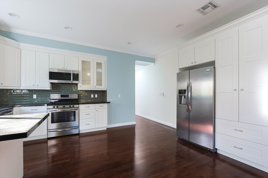 Building Photo - 809 N La Jolla Ave