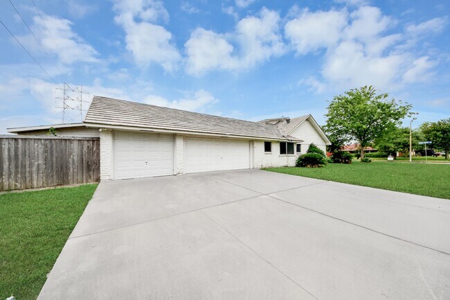 Building Photo - 5001 Glenhaven Dr