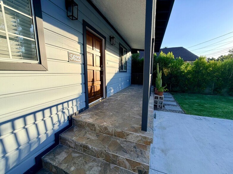Building Photo - 5622 Aldama St
