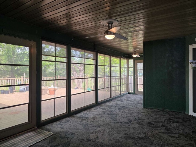 Building Photo - Multi generational Home New London