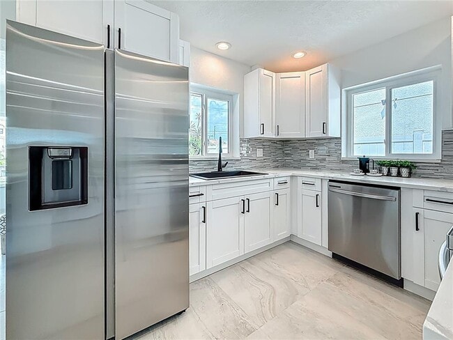 Building Photo - 572 Baywood Dr N