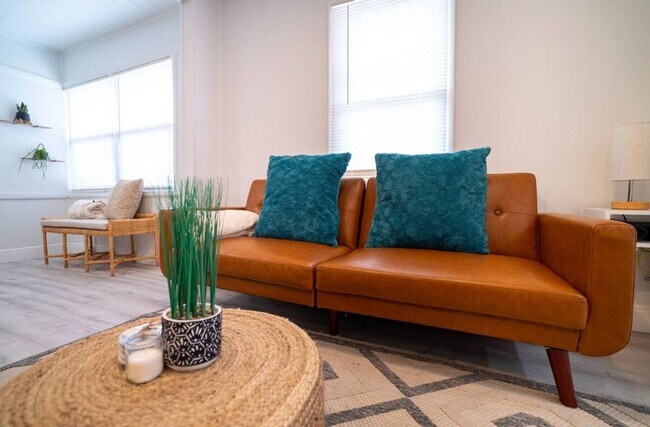 Building Photo - Homey Cozy Newly Renovated Stylish & chic