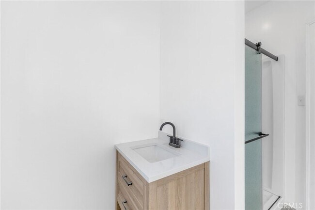 Building Photo - 550 N Kenmore Ave