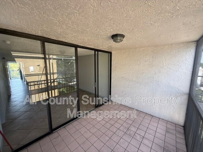 Building Photo - 2424 W Tampa Bay Blvd