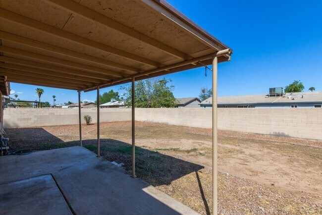 Building Photo - Spacious 4 Bed / 2 Bath Home in Phoenix – Move-In Ready!