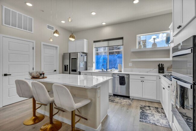 Building Photo - Fully Furnished Modern Townhome with utilities included and flexible lease options available