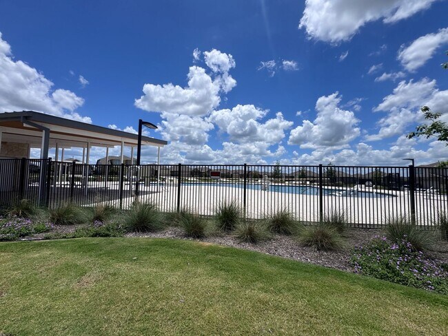 Building Photo - 4bd 2.5 ba in New Braunfels