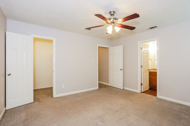 Building Photo - 5907 Willow Crest Dr