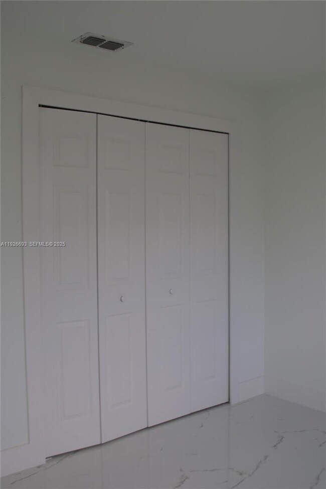 Building Photo - 1716 NE 6th Pl