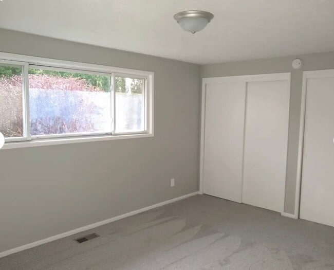 Building Photo - Beautiful 3 bedroom ranch on quiet cul-de-...
