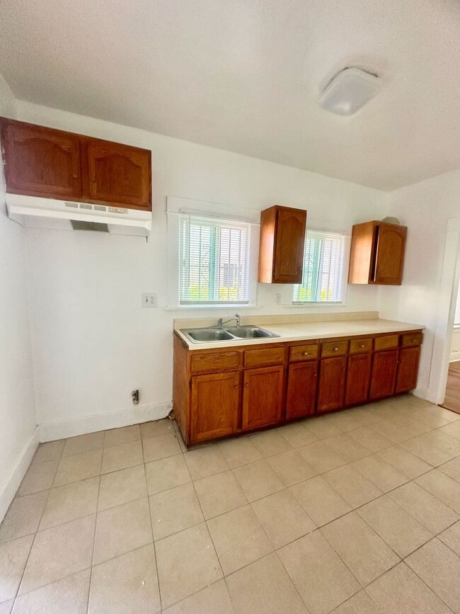 Building Photo - 732-738 Gaviota LB