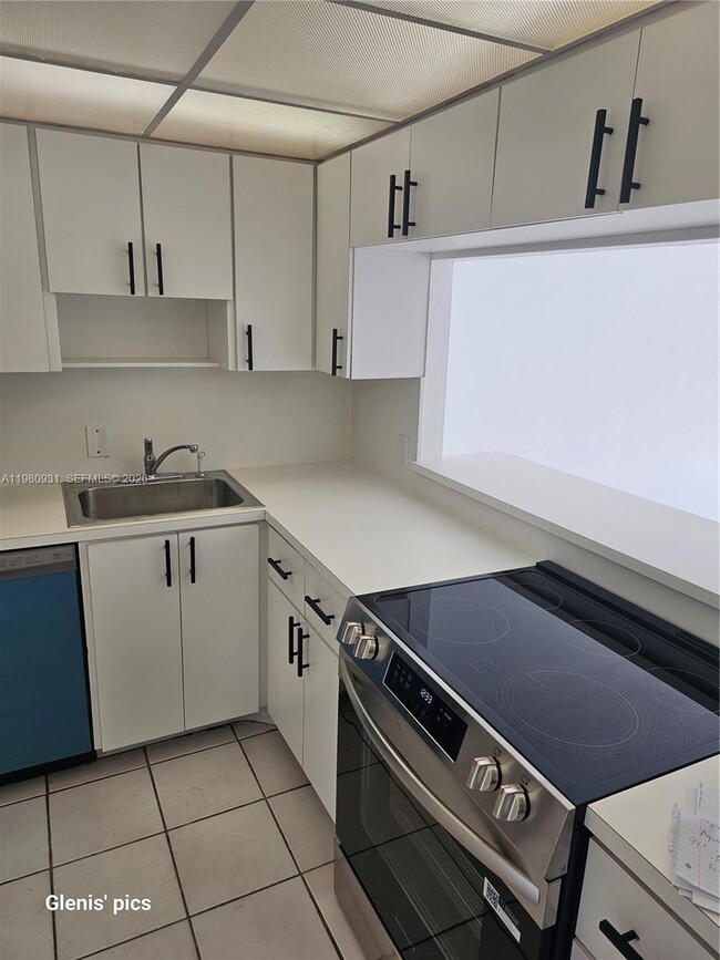 Building Photo - 20500 W Country Club Dr