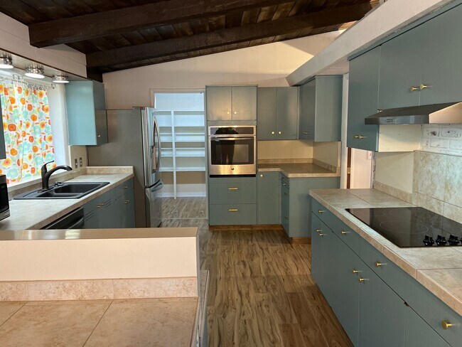 Building Photo - 4 Bedroom 2 bath home near lake Tenkiller with office