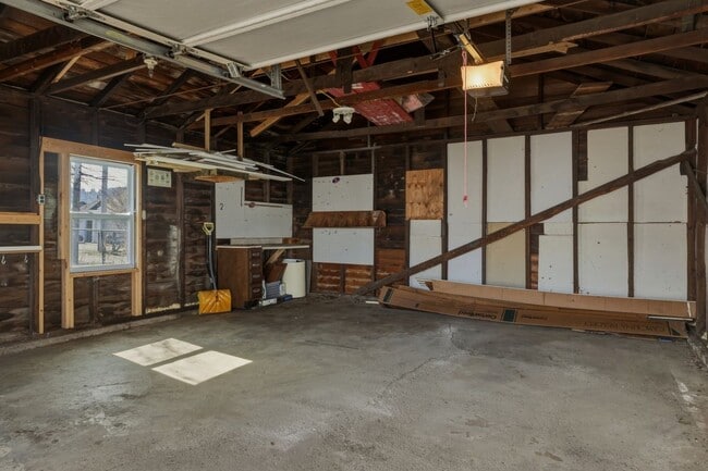 Building Photo - 555 W High St